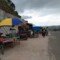 Lapak pedagang dan parkiran kendaraan pengunjung di wisata alam Marapalam Pato di Kabupaten Tanah Datar Sumatera Barat (Sumbar) memakan ruas jalan (M Rafi / Mattanews.co)