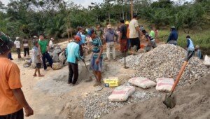 Semangat Gotong-Royong, Warga Muba Bangun Jembatan
