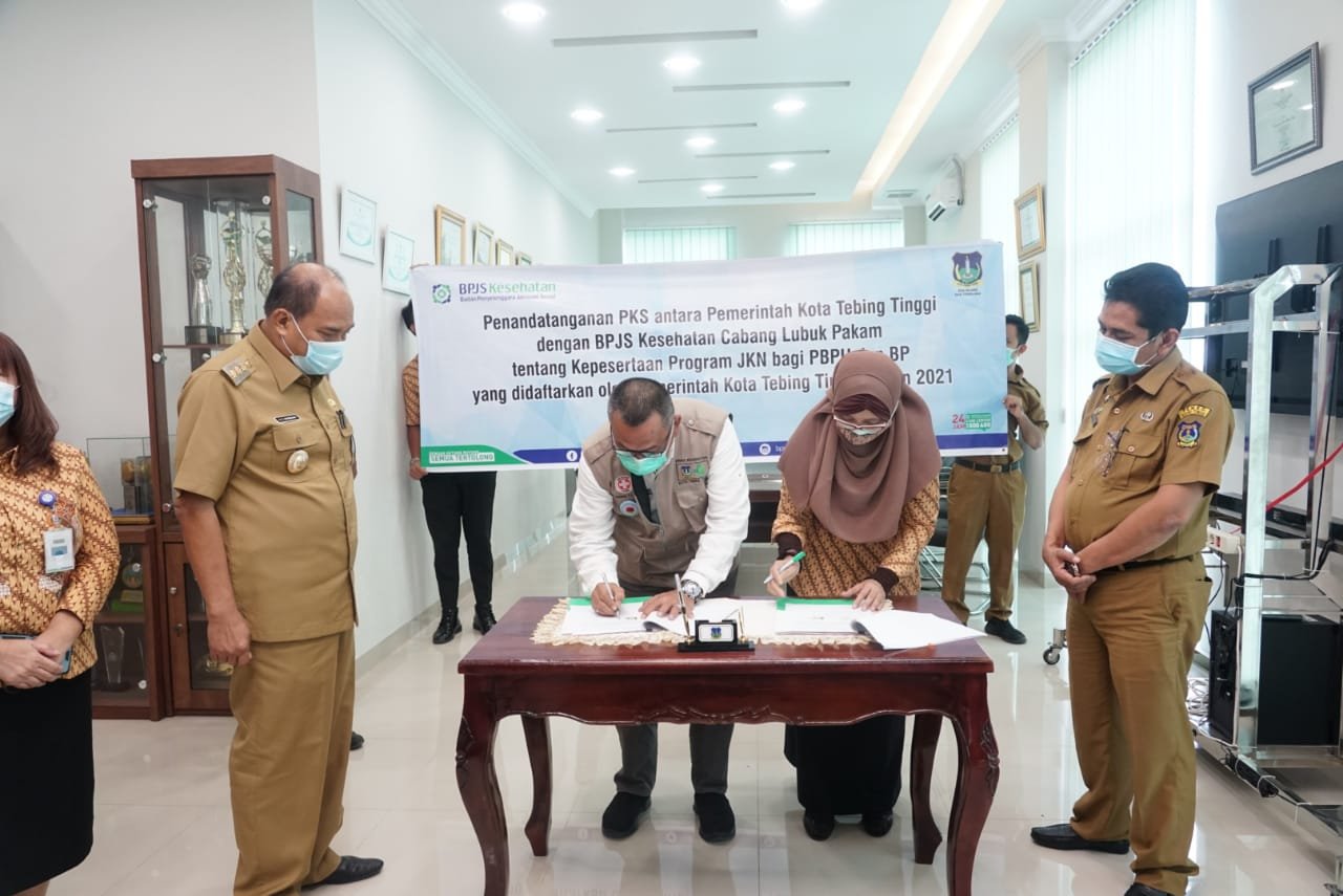 Wali Kota (Wako) TebingTinggi Umar Zunaidi Hasibuan, menyaksikan penandatanganan kerjasama antara BPJS dengan Dinas Kesehatan TebingTinggi Sumatera Utara (Sumut) (Anjas / Mattanews.co)
