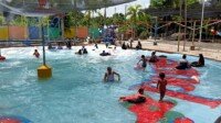 Wahana permainan air di Fantasi Island Sumsel