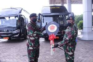 Panglima TNI Serahkan Kendaraan Operasional Kepada Dandenma Mabes TNI