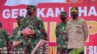 Panglima TNI Bagikan Bingkisan untuk Masyarakat Sulawesi Tengah