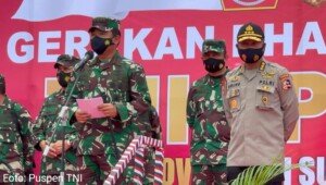 Panglima TNI Bagikan Bingkisan untuk Masyarakat Sulawesi Tengah