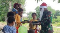 Satgas Pamtas Yonif 125/Simbisa Bagikan Bingkisan Natal dan Buku Bacaan Kepada Anak-Anak Kampung Bupul Papua