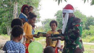 Satgas Pamtas Yonif 125/Simbisa Bagikan Bingkisan Natal dan Buku Bacaan Kepada Anak-Anak Kampung Bupul Papua
