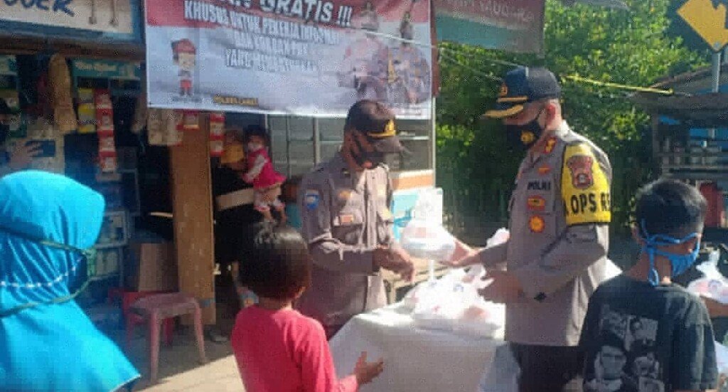 Jumat Barokah, Polres Lahat Bagikan Ratusan Bungkus Nasi Kotak