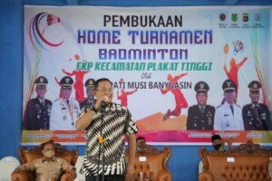 Dodi Reza Buka Home Tournament Badminton di Plakat Tinggi