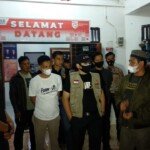 Tim Bawaslu PALI seusai menemukan barang bukti amplop berisi uang dan plat merah di dalam mobil warga