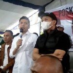 Cabup Ogan Ilir Panca Wijaya Akbar didampingi kakaknya Ovi, saat mengucapkan syukur telah memenangkan quick count sementara Pilkada Ogan Ilir Sumsel