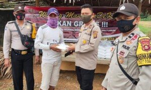 Kapolsek Tungkal Ilir Banyuasin Lakukan Giat Jumat Berkah