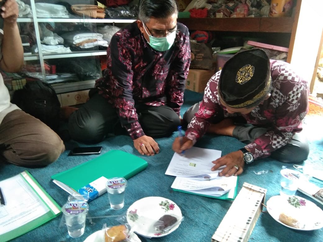 Penandatanganan kerjasama LPPM Unand Padang dan Kelompok Batik Pariangan Tanah Datar Sumbar (M Rafi / Mattanews.co)