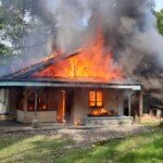 Rumah warga Tanah Datar Sumbar yang dilalap si jago merah (M Rafi / Mattanews.co)