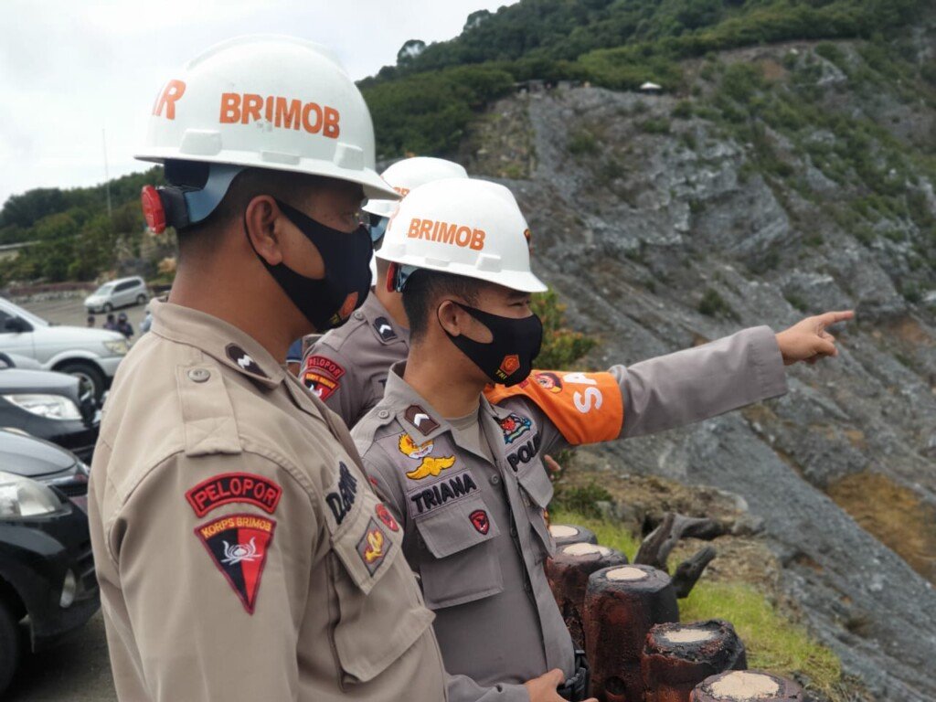 Ramai Didatangi Wisatawan, Tim SAR Brimob Jabar Kontrol Aktivitas Kawah Gunung Tangkuban Perahu