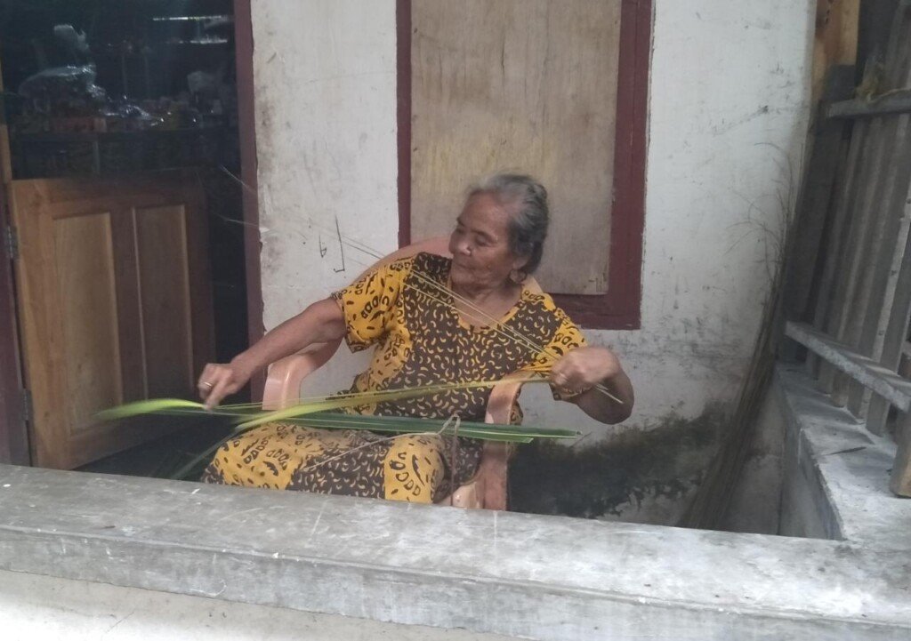 Keluarga Terdampak Covid-19 di Majene Kini Pensiun Jualan Nasi Kuning