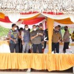 Buoati Muba Dodi Reza Alex Noerdin saat memancing di kolam pemancingan di Kecamatan Bayung Lincir Muba (Dok. Humas Pemkab Muba / Mattanews.co)