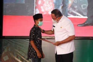 Patut Diacungi Jempol, Bupati Ini Beri Beasiswa Pendidikan ke Suku Anak Dalam