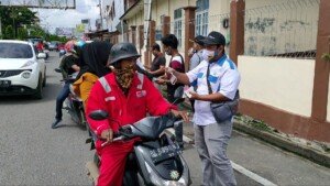 Senator Fachrul Razi dan PPWI Bagi Masker di Lhokseumawe