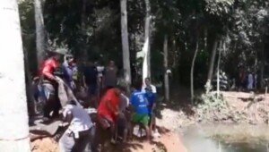 Viral ! Gegara Calkades Keok, Jalan Ditutup dan Warga Gotong Royong Buat Akses Jalan Baru