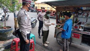 Personil Pos Pam Ops Lilin Lodaya 2020 Sosialisasikan Protokol Kesehatan dan Bagikan Masker