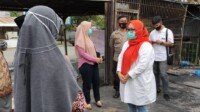 Peduli Kemanusiaan, Sutinah Berikan Bantuan untuk Korban Kebakaran