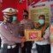 Kasatlantas Sergai AKP Agung Basuni memberikan bingkisan ke Pos Pam Natal dan Tahun Baru (Nataru) 2021 ke Pos PAM III Desa Pon dan Pos PAM IV Kecamatan Dolok Masihul Kabupaten Serdang Bedagai (Sergai) Sumatera Utara (Sumut) (M Siddik / Mattanews.co)