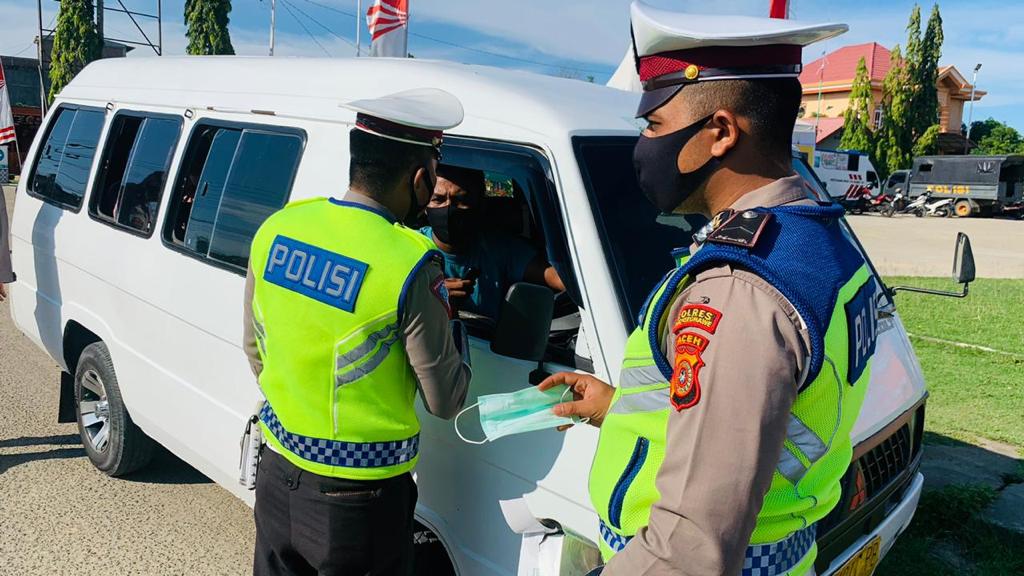 Polres Lhokseumawe Bagikan Masker dan Imbau Masyarakat Tertib Lalulintas