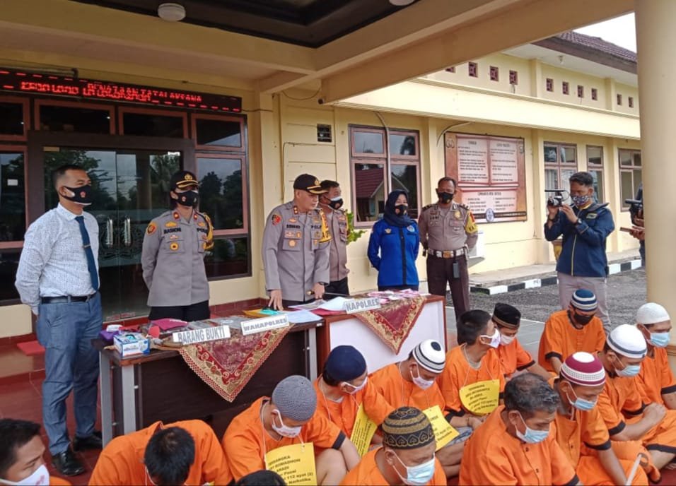 Kapolres Prabumulih, AKBP. Siswandi didampingi Kabag Ops Kompol Ginting juga Kasat Reskrim AKP Abdur Rahman dan Kasat Narkoba AKP. Fadila Ermi ketika Pers Rilis di Mapolres, Selasa (29/12).