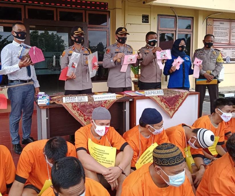 Kapolres AKBP Siswandi yang didampingi Kasat Narkoba AKP. Fadilah Ermi beserta para PJU Polres membeberkan berbagai kasus narkoba dihadapan para awak media, Selasa (29/12).