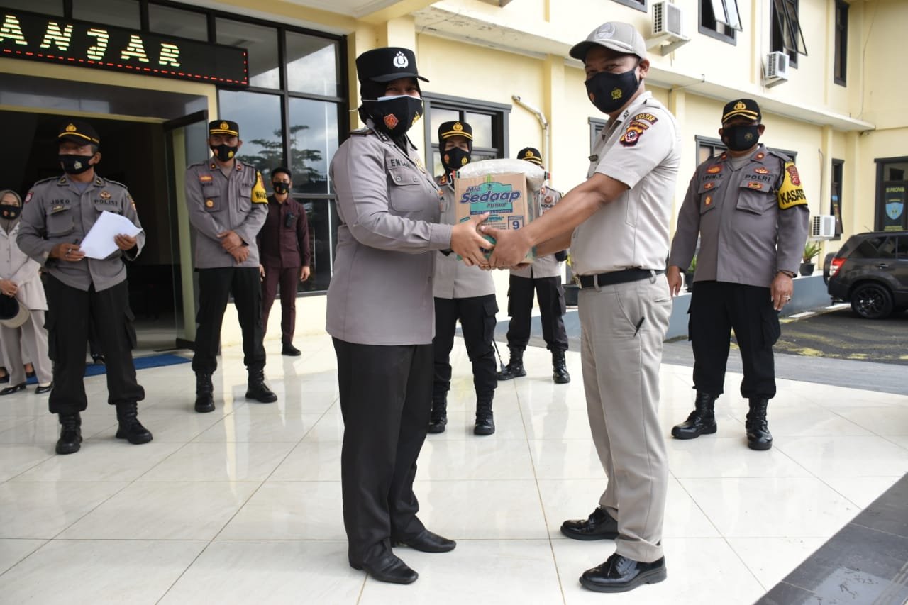 Kapolres Banjar AKBP Melda Yanny, S.I.K.,M.H. didampingi Wakapolres Banjar serta Pejabat Utama Polres Banjar memberikan bantuan sebanyak 63 paket sembako untuk ASN di lingkungan Polres Banjar, dan Honorer Polres Banjar pada Rabu (30/12/2020).
