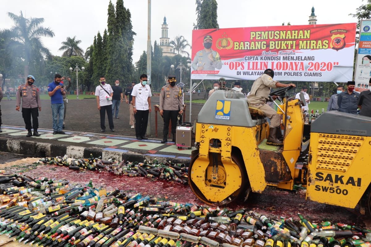 Polres Ciamis Polda Jabar musnahkan ribuan botol minuman keras (Miras) ilegal di kawasan Alun Alun Ciamis, Kabupaten Ciamis, Jawa Barat, pada Rabu (30/12/2020).