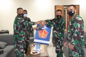 Babinkum TNI Serahkan 1.000 Buku Saku HAM dan HHI Kepada Koopssus
