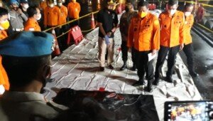 Kabasarnas Serahkan Serpihan Pesawat Sriwijaya Air SJY182 ke DVI