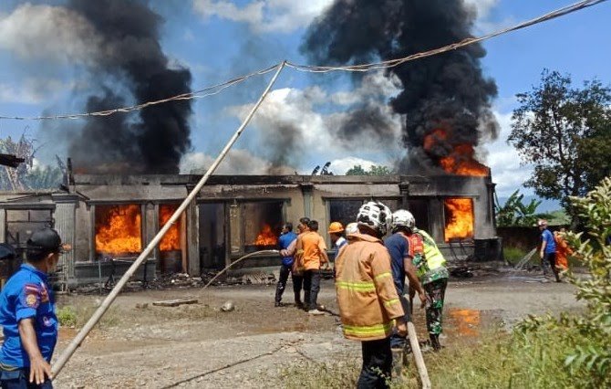 Petugas sedang berusaha memadamkan api yang membakar gudang di Desa Kota Raya Kecamatan Lahat Kabupaten Lahat hari Rabu tanggal 19 Agustus 2020. (istimewa)