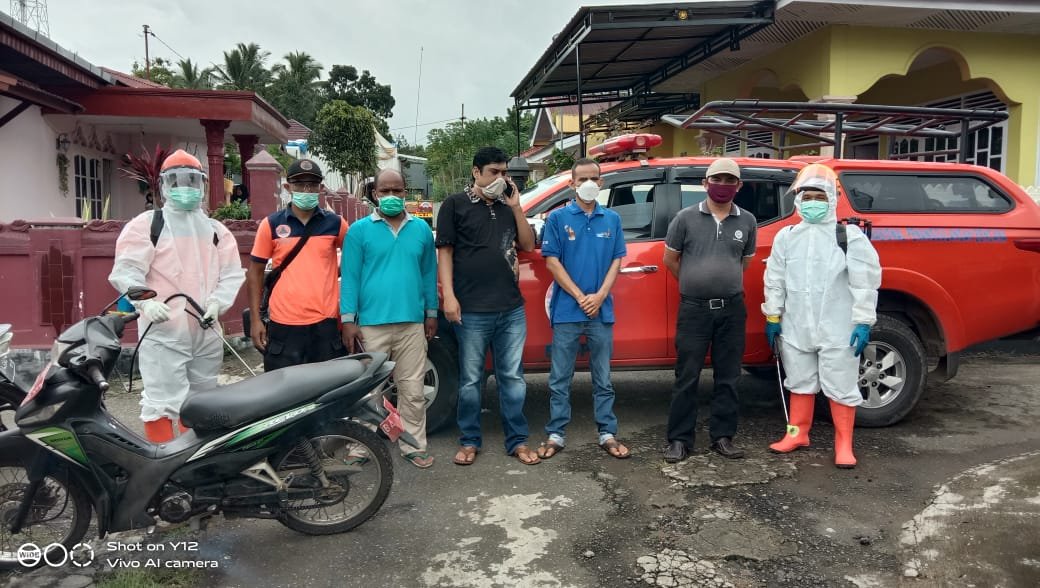 Tim Satgas Covid-19 menyemprot disinfektan di rumah warga di Kabupaten Tanah Datar Sumatera Barat (Sumbar) (Mattanews.co / M Rafi)