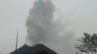 Breaking News !! Gunung Sinabung Kembali Erupsi, Tinggi Kolom Abu Capai 1 Km