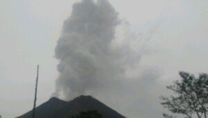 Breaking News !! Gunung Sinabung Kembali Erupsi, Tinggi Kolom Abu Capai 1 Km
