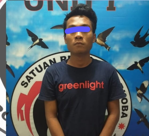 Saat lagi duduk di teras rumah temannya bandar sabu ini ditangkap