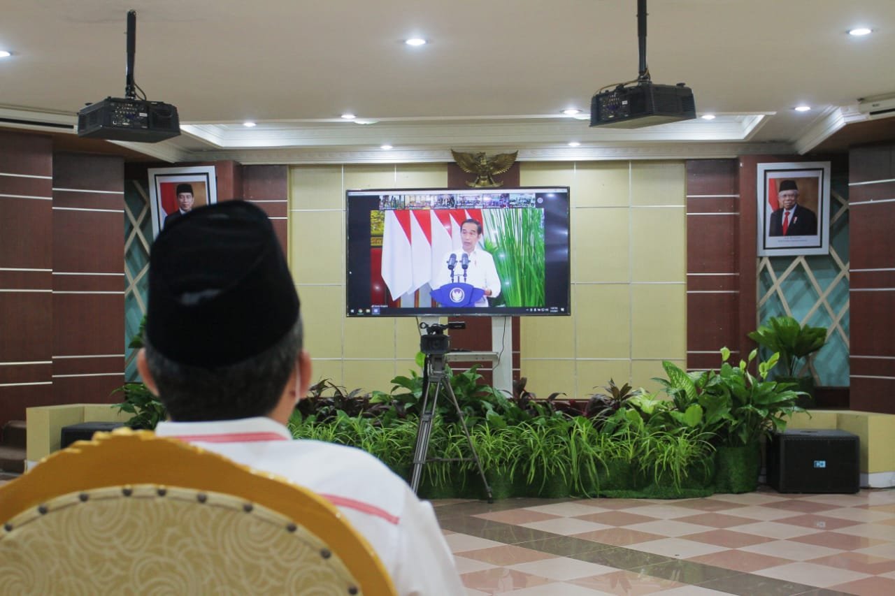 Wakil Bupati Muba Beni Hernedi menerima 1.054 sertifikat tanah yang diberikan Presiden RI