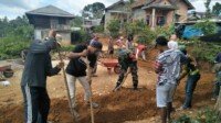 Serda Sustiyo Babinsa Koramil 422-05/Belalau Ikut Bangun Rumah Warga