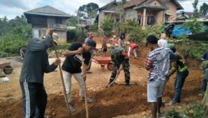 Serda Sustiyo Babinsa Koramil 422-05/Belalau Ikut Bangun Rumah Warga