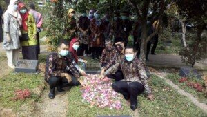 Pesan Dirut untuk Karyawan RSMH Saat Kunjungi Makam DR Muhammad Hoesin