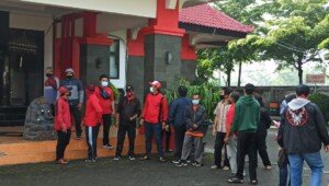 Protes Ratusan Pekerja Kebersihan di Blitar Usai Kontrak Kerja Dihentikan