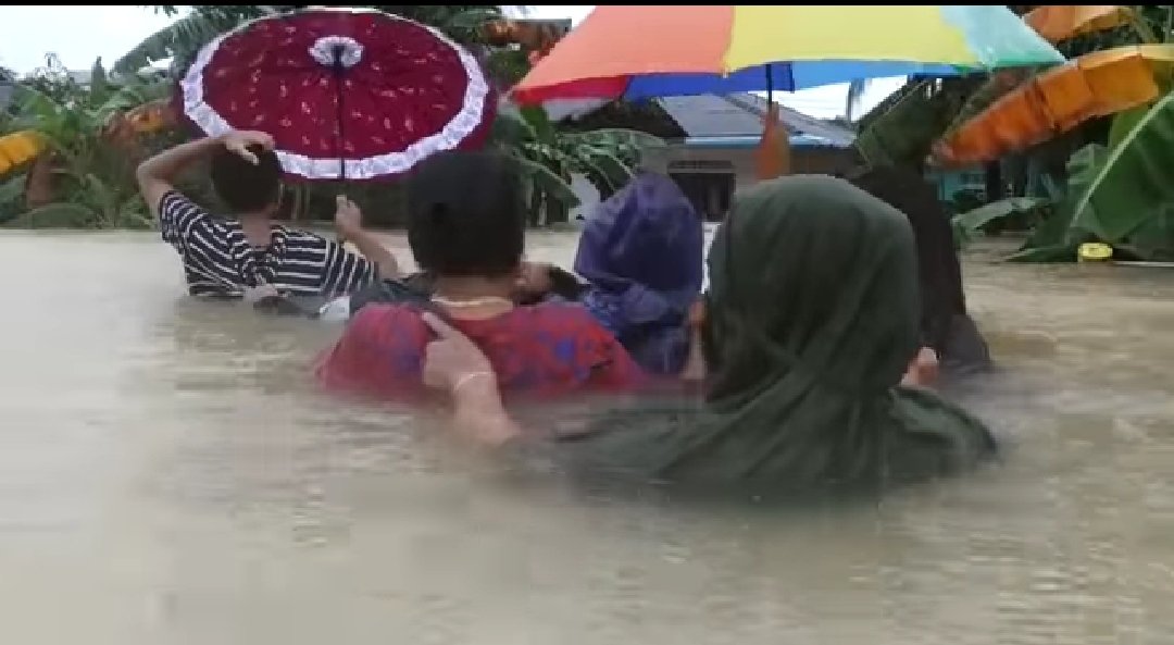 Warga harus dievaluasi karena rumah direndam banjir sedada orang dewasa