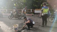 Polisi Cor Jembatan yang Berlubang di Muara Enim