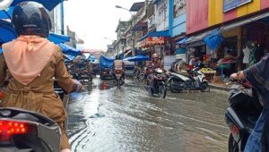 Drainase Tak Berfungsi, Jalanan di Tebingtinggi Langganan Banjir Saat Musim Hujan