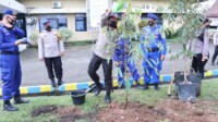 Kapolda Sumsel Ajak Masyarakat Sedini Mungkin Gemar Menanam Pohon