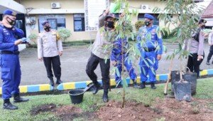 Kapolda Sumsel Ajak Masyarakat Sedini Mungkin Gemar Menanam Pohon