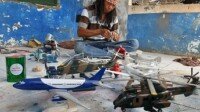 Agus Salim Sulap Limbah Kayu Jadi Miniatur Pesawat