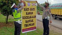 Musim Hujan Tiba, Satlantas Polres Muara Enim Pasang Spanduk Rawan Laka