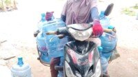 Viral, Gadis Cantik Pengantar Galon Air Mineral Ternyata Warga Ogan Ilir
